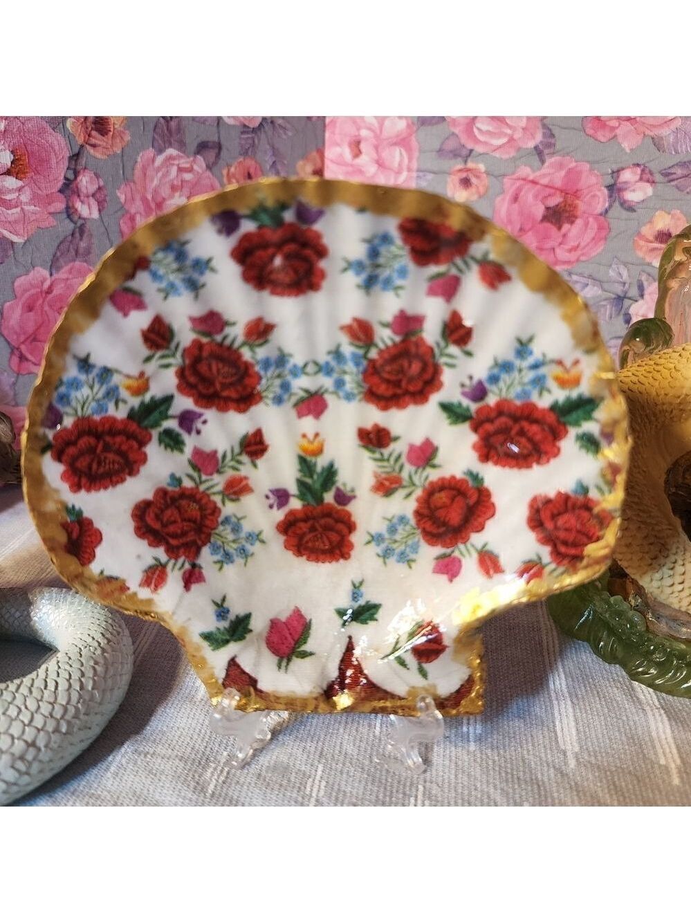 DECOUPAGE FLOWERS ON A SCALLOPED SHELL - Picture 2 of 3